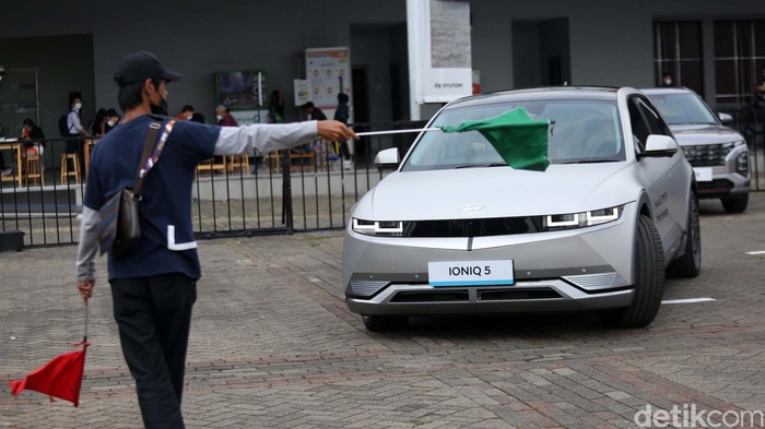 Mobil listrik Hyundai Ioniq 5 menyita perhatian pengunjung Indonesia International Motor Show (IIMS) Hybrid 2022. Tak sedikit yang penasaran ingin mengendarainya.