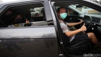 Pengunjung melakukan uji coba berkendara mobil listrik Hyundai Ioniq 5 di IIMS Hybrid 2022, JIExpo Kemayoran, Jakarta, Jumat (8/4/2022).