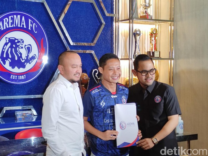 Evan Dimas resmi bergabung dengan Arema FC. Evan memastikan akan bermain profesional meski tercatat sebagai pesepak bola asal Surabaya.