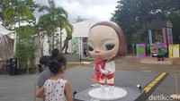 Patung ciptaan Roby Dwi Antono yang ditampilkan oleh Museum of Toys menjadi salah satu highlight. Karyanya sold out di hari pertama pembukaan. Foto: Tia Agnes/ detikcom