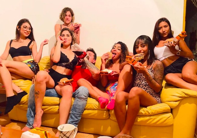 Arthur menyebut bahwa memiliki sembilan istri bukanlah hal yang aneh. Dia justru mengatakan bahwa ini merupakan lambang dari kebebasan. Foto: dok. Instagram/@arthurourso