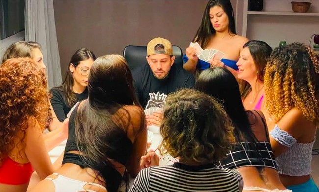 Arthur menikahi sembilang wanita sekaligus dalam upacara pernikahan Katolik November 2021. Kekasihnya Luana saat itu setuju bahwa Arthur langsung menikahi wanita lainnya. Foto: dok. Instagram/@arthurourso