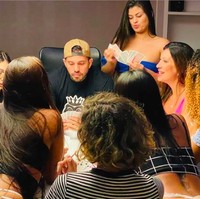 Arthur menikahi sembilang wanita sekaligus dalam upacara pernikahan Katolik November 2021. Kekasihnya Luana saat itu setuju bahwa Arthur langsung menikahi wanita lainnya. Foto: dok. Instagram/@arthurourso