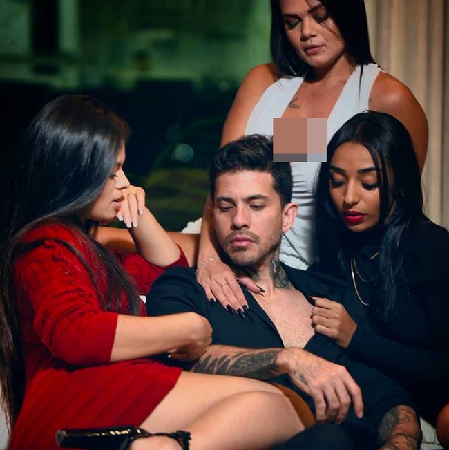 Salah satu istrinya menginginkan kehidupan monogami. Arthur tampaknya tidak ingin kehilangan satu wanita saja di hidupnya. Hilang satu, Arthur pun berencana ingin menambah dua istri lagi. Foto: dok. Instagram/@arthurourso