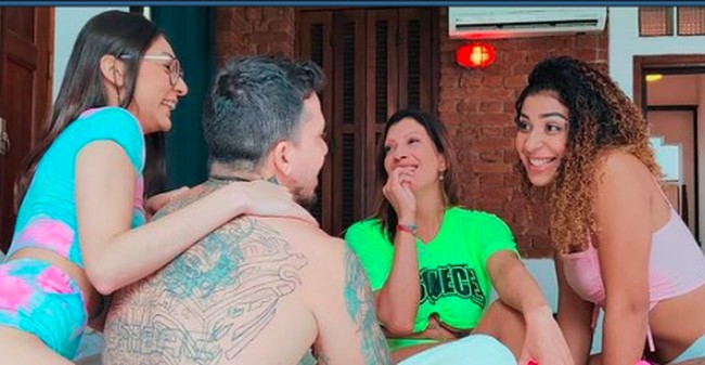 Arthur dan para istrinya sering makan bersama-sama. Jadi kontroversi lagi, dia bahkan terkadang tidur bersama sembilan istrinya. Foto: dok. Instagram/@arthurourso