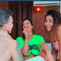 Arthur dan para istrinya sering makan bersama-sama. Jadi kontroversi lagi, dia bahkan terkadang tidur bersama sembilan istrinya. Foto: dok. Instagram/@arthurourso