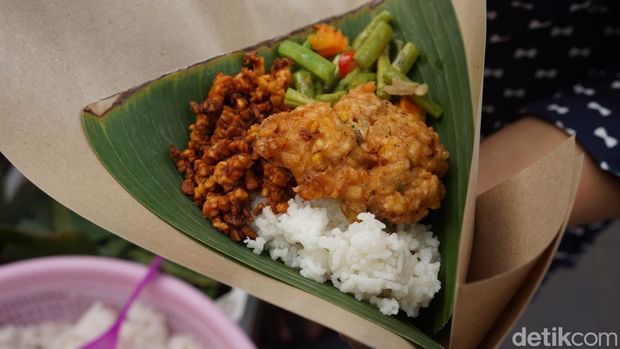 Bagi-bagi nasi bunkus gratis saat Ramadan.