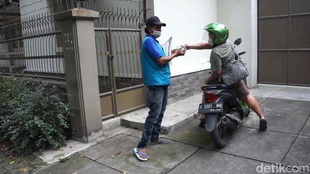 Bagi-bagi nasi bunkus gratis saat Ramadan.