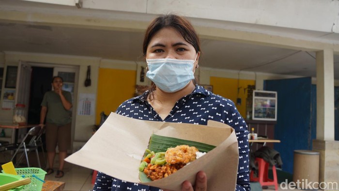 Bagi-bagi nasi bunkus gratis saat Ramadan.