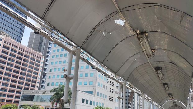 Bagian atap JPO Dukuh Atas 1 Jakarta yang masih rusak, Jumat (8/4/2022).