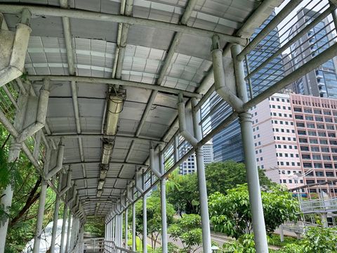 Bagian JPO Dukuh Atas 1 Jakarta yang baru diperbaiki, Jumat (8/4/2022).