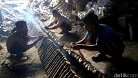 Jumlah produksi lemang itu meningkat dua kali lipat saat Ramadan.
