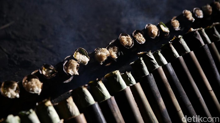 Banyak Diburu Saat Ramadan, Produksi Lemang Meningkat Lemang jadi salah satu kuliner populer saat Ramadan. Permintaan yang meningkat di bulan puasa membuat produsen lemang genjot produksi hingga 300 buah per hari.