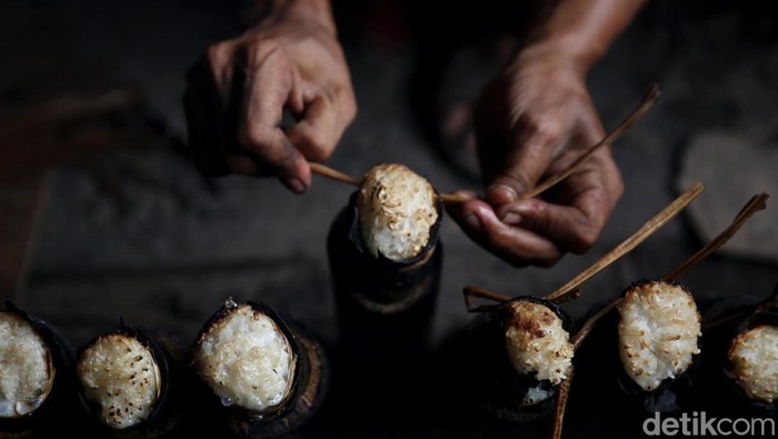 Banyak Diburu Saat Ramadan, Produksi Lemang Meningkat Lemang jadi salah satu kuliner populer saat Ramadan. Permintaan yang meningkat di bulan puasa membuat produsen lemang genjot produksi hingga 300 buah per hari.