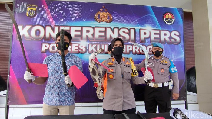 Barang bukti pemuda Kulon Progo pamer sajam di status WA, Jumat (8/4/2022).