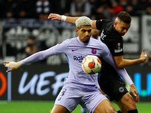 Barcelona Ditahan Imbang 10 Pemain Frankfurt