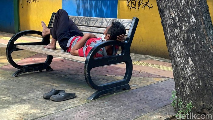 Sejumlah tempat duduk yang berada di kawasan Tebet, Jakarta, jadi tempat istirahat warga di bulan puasa. Mereka beristirahat sejenak untuk memulihkan tenaga.