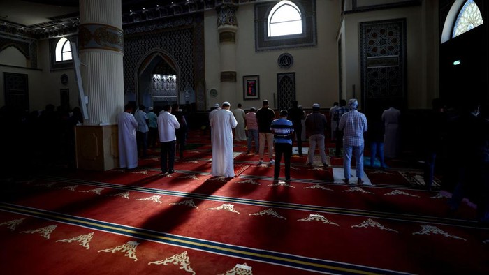 Suasana Masjid Al Faruq Umar bin Khattab di Dubai, Uni Emirat Arab bikin adem dan betah beribadah di sini. Yuk, intip masjidnya.