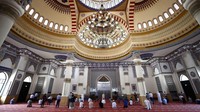 Masjid Al Faruq Umar bin Khattab di Dubai sudah 2 kali direnovasi, yang terakhir rampung dan dibuka untuk umum tahun 2011. Masjid ini menampung hingga 2.000 jemaah.