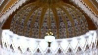 Arsitektur Masjid terinspirasi dari zaman Kekhalifahan Ottoman di Turki, yaitu Masjid Biru Istanbul serta dengan sentuhan ornamen Andalusia.