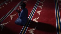 Salah seorang jemaah memanjatkan doa di Masjid Al Faruq Umar bin Khattab. Karpet masjid didatangkan dari Jerman.  