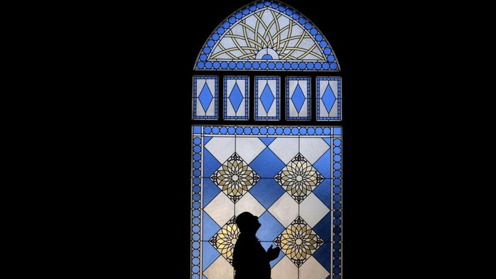 Suasana Masjid Al Faruq Umar bin Khattab di Dubai, Uni Emirat Arab bikin adem dan betah beribadah di sini. Yuk, intip masjidnya.