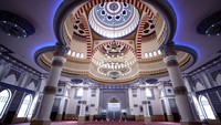 Begini suasana ruangan salat di Masjid Al Faruq Umar bin Khattab (Al-Farooq Omar bin Al Khattab Mosque) di Dubai, Uni Emirat Arab. Hidden lamp dan corak masjid yang berwarna kebiruan membuat suasana terasa sejuk.