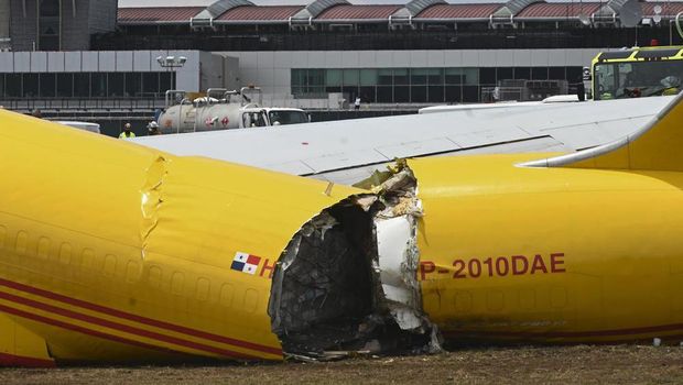 Sebuah pesawat Boeing tergelincir dan badan pesawat terbelah di Bandara San Jose, Kosta Rika.