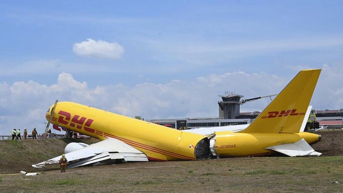 Sebuah pesawat Boeing tergelincir dan badan pesawat terbelah di Bandara San Jose, Kosta Rika.