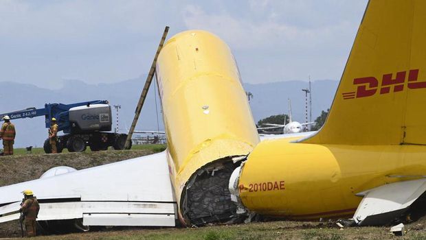 Sebuah pesawat Boeing tergelincir dan badan pesawat terbelah di Bandara San Jose, Kosta Rika.