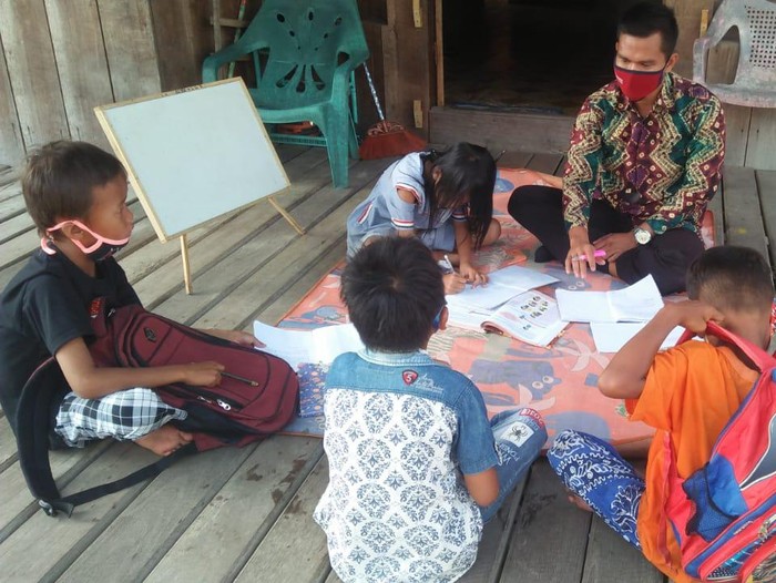 Bripka Chandra mengajari anak-anak SDN Kepayang, Muba, Sumsel.