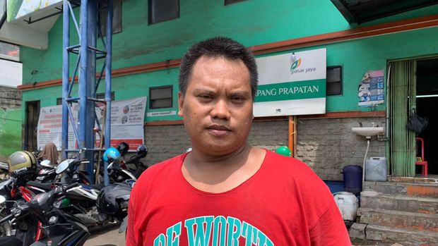 Buruh bongkar muat di Pasar Mampang Prapatan bernama Abdul Mukti (35),