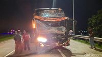 Sopir Ngantuk, Bus Tabrak Truk Di Tol Jombang-4 Penumpang Luka