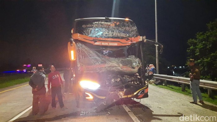 Bus tabrak truk di Tol Jombang Mojokerto