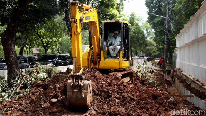 Saluran air dibangun di Jalan Pattimura, Kebayoran Baru, Jakarta Selatan. Pembangunan saluran air itu dilakukan sebagai upaya mencegah genangan maupun banjir.