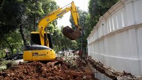 Sebuah alat berat tampak dikerahkan untuk membantu pekerja membangun saluran air di Jalan Pattimura, Kebayoran Baru, Jakarta Selatan.