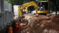 Meski berlangsung di bulan puasa, pembangunan saluran air ini tetap digencarkan.
