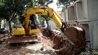 Pekerja mengoperasikan alat berat membangun saluran air di Jalan Pattimura, Kebayoran Baru, Jakarta Selatan, Jumat (8/4/2022).