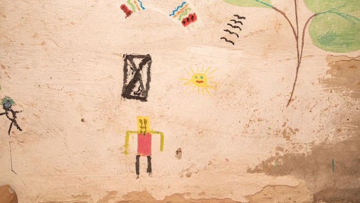 Coretan Dinding Warga Ukraina Korban Perang A drawing is seen on a wall inside the basement of a school, as Russia's invasion of Ukraine continues, in the village of Yahidne, near to Chernihiv, Ukraine, April 6, 2022. REUTERS/Marko Djurica SEARCH