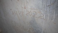 Kata-kata Maret 2022 tergores di dinding di dalam ruang bawah tanah sebuah sekolah, saat invasi Rusia ke Ukraina berlanjut, di desa Yahidne, dekat Chernihiv, Ukraina, 6 April 2022.