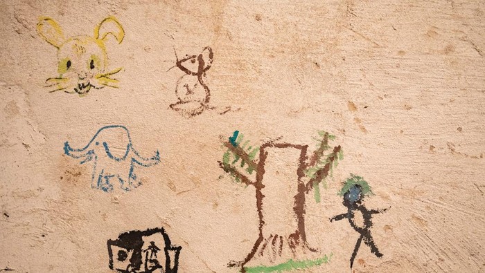 Coretan Dinding Warga Ukraina Korban Perang A drawing is seen on a wall inside the basement of a school, as Russia's invasion of Ukraine continues, in the village of Yahidne, near to Chernihiv, Ukraine, April 6, 2022. REUTERS/Marko Djurica SEARCH
