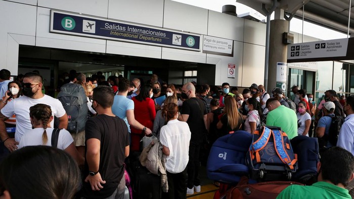 COSTA RICA-AIR ACCIDENT/ Passengers wait for information about their flights as Costa Rica's Juan Santamaria International Airport reopened after a Boeing 757-200 cargo aircraft operated by DHL made an emergency landing before skidding off the runway and splitting, aviation authorities said, in Alajuela, Costa Rica, April 7, 2022. REUTERS/Mayela Lopez