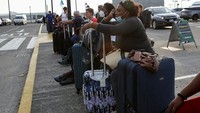 Mereka menempati berbagai sudut bandara untuk menunggu evakuasi pesawat hingga bandara kembali dibuka.