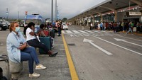 Sebelumnya, sebuah pesawat kargo milik perusahaan ekspedisi DHL tergelincir di landasan dan patah menjadi dua bagian saat melakukan pendaratan di Bandara Internasional San Jose, Kosta Rika. Insiden ini memicu penutupan sementara bandara setempat.