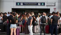 Begini susana di Bandara Internasional Juan Santamaria, Kosta Rika saat dibuka kembali usai insiden pesawat kargo tergelincir dan patah, Kamis (7/4/2022).