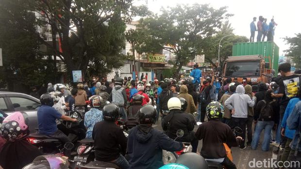 Demo mahasiswa Makassar tolak presiden 3 periode (Muh Ishak/detikSulsel)
