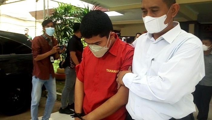 Dewa Perangin Angin memakai baju tahanan