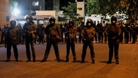Polisi tampak berjaga secara berlapis di kediaman PM Mahinda Rajapaksa.