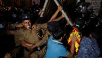 Bentrokan antara polisi dan demonstran ini terjadi di dekat rumah PM Mahinda Rajapaksa di Colombo, Sri Lanka, Kamis, (7/4/20022).