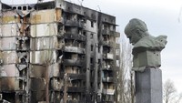 Di Borodianka, BBC melaporkan ada 26 mayat yang dievakuasi dari reruntuhan apartemen. AP Photo/Efrem Lukatsky.